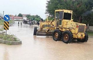 Şiddetli sağanak hayatı felç etti, tarım arazileri...