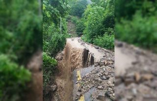 Şiddetli yağmur yolu çökertti, sular adeta şelale...