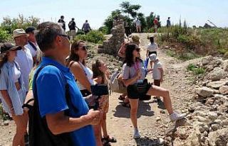 Side’ye gelen turist kafilelerinden tarihi eserlerin...