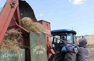 Siirt’te devam eden hasat sezonunda tarım aletlerine...