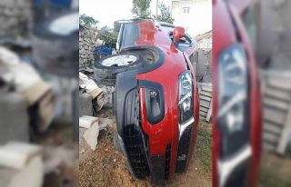 Siirt’te kontrolden çıkan araç bir evin bahçesine...