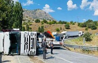 Siirt’te tır devrildi: Sürücü kazayı yara almadan...