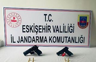 Silahlarını satamadan yakalandı