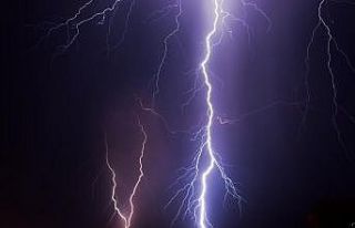 Şimşeğin su ile buluştuğu o an fotoğraflanıp...