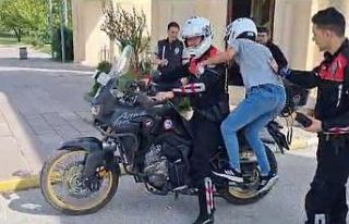 Sınava geç kalan öğrencilerin imdadına polis...