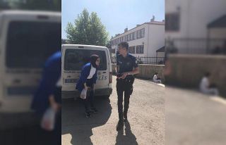 Sınava geç kalan vatandaşların yardımına polis...