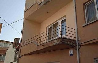Sıvaları dökülen eski bina iyileştirme bekliyor