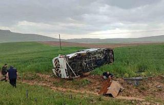 Sivas’ta minibüs tarlaya uçtu: 13 yaralı