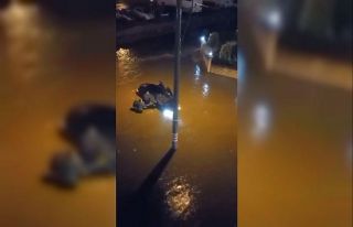 Sokak gölete döndü, suya gömülen otomobili vatandaşlar...