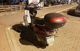 Sokak köpeklerinden kaçarken kaza yaptı