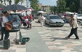 Sokak müzisyeni çaldı, vatandaş oynadı