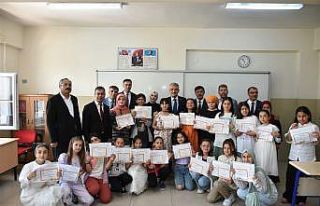 Son ders zili çaldı, öğrenciler karnelerini aldı