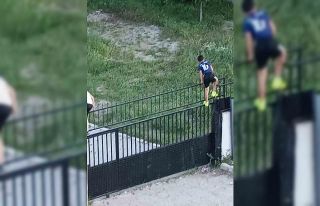 Stadın demir korkuluklarından atlayan gençler tehlikeye...