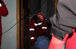 Su basan evleri temizlemek için canla başla çalıştılar