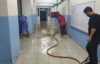 Su basan okulda temizlik çalışmaları başladı