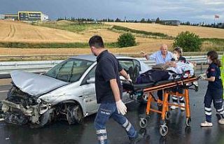 Su birikintisine kapılan araç bariyerlere çarptı:...
