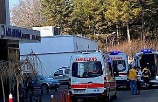 Su taşkınında kontrolden çıkan minibüs devrildi:...