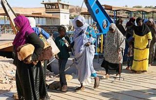 Sudan’da 500 binden fazla kişi ülkeyi terk etti,...