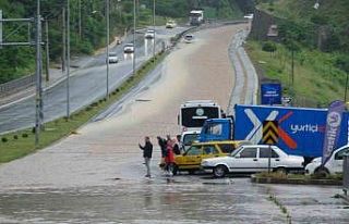 Sular altında kalan karayolu kapandı, işyerlerini...