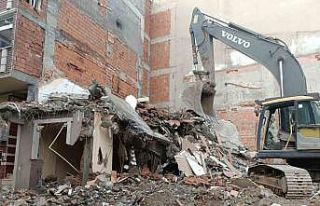 Sultangazi’de 3 binada hasar oluştu, vatandaşlar...