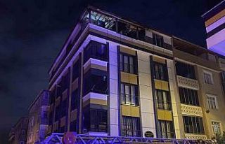 Sultangazi’de 4 katlı binanın çatı katı alev...