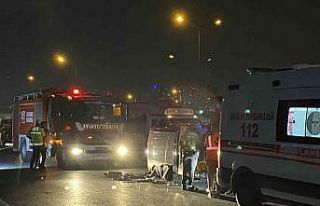 Sultangazi’de bariyerlere çarpan araç yan yattı:...