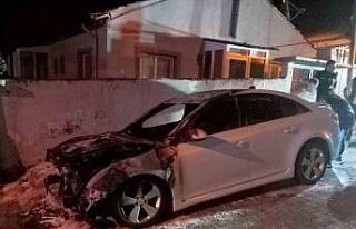 Suluova’da park halindeki araç yandı