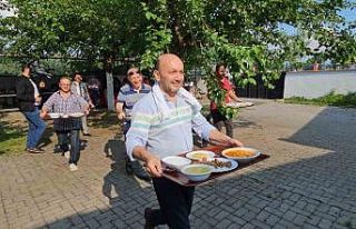 Sünnet cemiyetinde müdürler yemek servisi yaptı