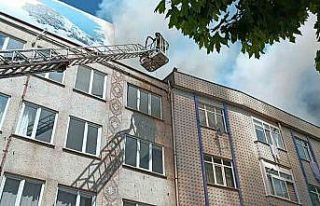 Tadilat yapılan çatı alevlere teslim oldu: O anlar...