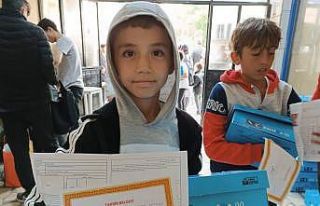 Takdir alan öğrencilere ayakkabı hediyesi