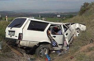 Takla atan otomobil hurdaya döndü: 4 yaralı