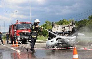 Takla atan otomobildeki 4 kişilik aile yara almadan...