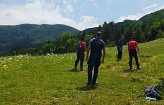 Taksi ile geldiği dere yanında kaybolan bekçi,...