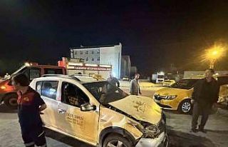 Taksiler çarpıştı, şans eseri yaralanan olmadı