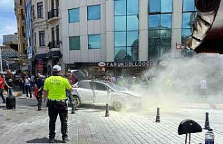 Taksim Meydanı’nda seyir halindeki araç bir anda...