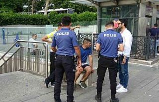 Taksim’de 4 kişi saldırdıkları şahsın parasını...