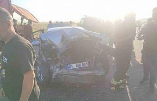 Tali yoldan çıkan traktör ile otomobil çarpıştı:...