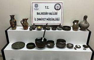 Tarihi eser operasyonunda ele geçirilenler polisi...