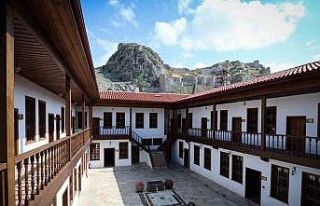 Tarihi han çocuk ziyaretçileri için açılışa...