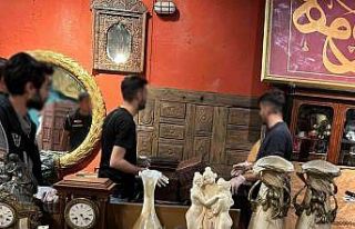 Tarihi han ve köşk kapılarını yurtdışına kaçırmaya...