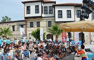 Tarihi St. Paul Meydanında tiyatro gösterimi