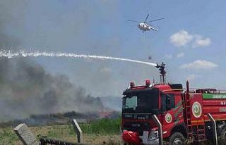 Tarım arazisinde çıkan yangına havadan ve karadan...