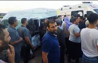 Tarım işçilerini taşıyan minibüs tırla çarpıştı:...