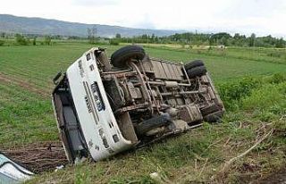 Tarlaya uçan midibüste bulunan 14 kişi ölümden...