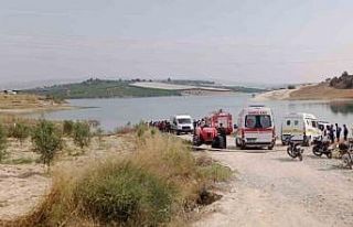Tarsus’ta baraj gölünde araç içerisinde bir...