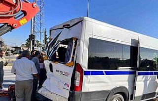 Tarsus’ta işçi servisi ile kamyon çarpıştı:...