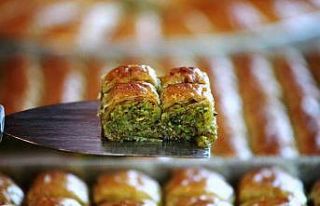 Taş fırında pişen bayramlık baklavalar tezgahta