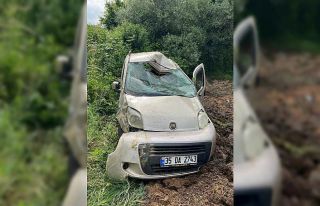 Tatile çıkan anne ve oğlu takla atan araçta can...