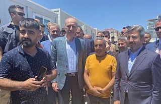 TBMM Başkanı Numan Kurtulmuş, depremzedelerle bir...
