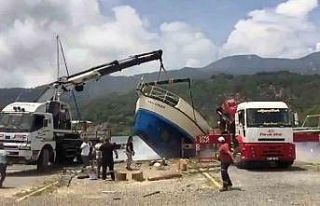 Tekneyi taşıyan vinç zinciri koptu, panik anları...
